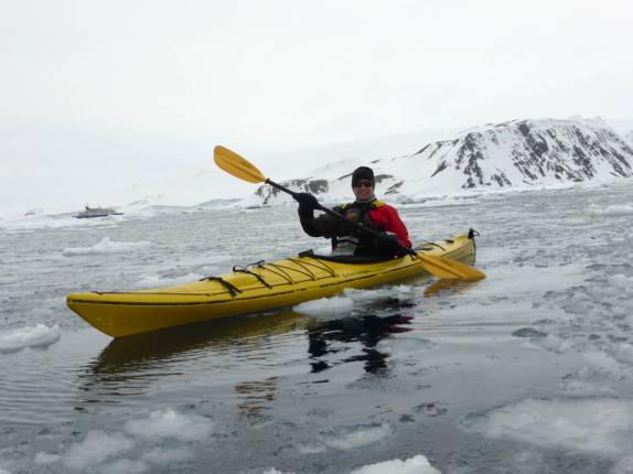 A Ana rema seu caiaque na gelada Kinnes Cove, na Antártida